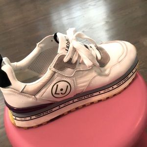 Stylish contemporary sneakers,size 9